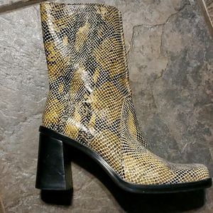 Faux snake skin boots 👢